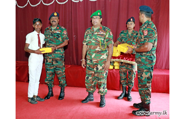 523 වන බලසේනාවේ සම්බන්ධීකරණයෙන් පාසල් උපකරණ පරිත්‍යාග කරයි