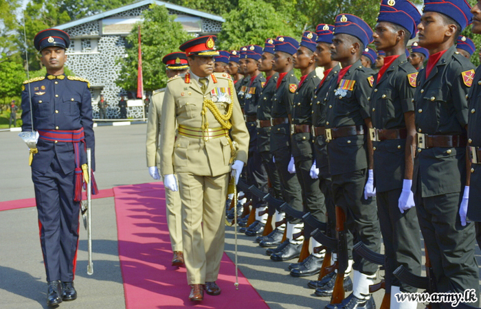 යුද්ධ හමුදා දිවියෙන් නික්මයන ප්‍රධාන ක්‍ෂේත්‍ර ඉංජිනේරුතුමන්ට එතුමන්ගේ රෙජිමේන්තු පරිශ්‍රයේ දී හමුදා ගෞරවාචාරය