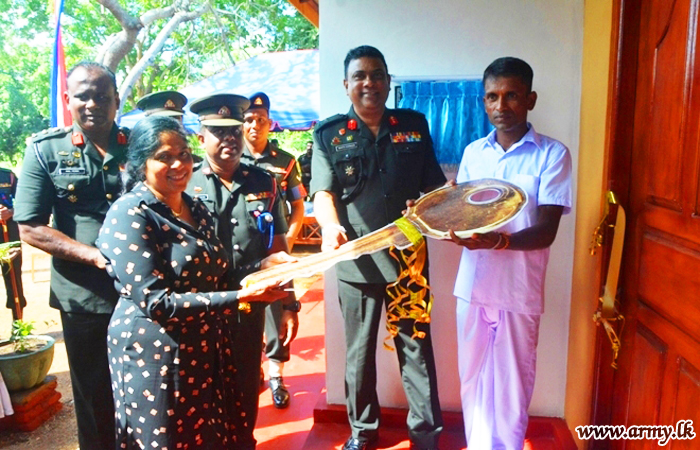 வன்னி படையினரின் உதவியுடன் புதிய வீடொன்று நிர்மானித்து கையளிப்பு