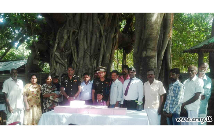 படையினரால் வரிய குடும்பங்களுக்கான சூரிய மின்சக்தி கருவிகள் பகிர்ந்தளிப்பு