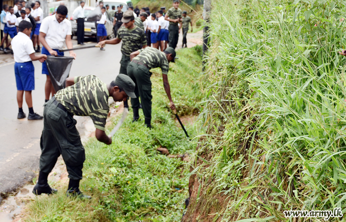 යුද්ධ හමුදා සාමාජිකයින් දියතලාව නගරය පිරිසිදු කරයි