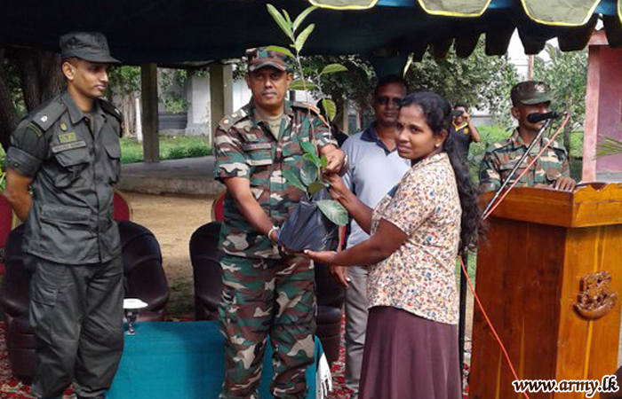 கிளிநொச்சி படையினரால் பலாக் கன்றுகள் விநியோகம்