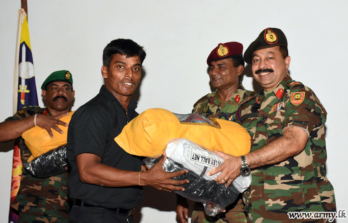 கிளிநொச்சி பிரதேச மக்களுக்கான உதவிகள்