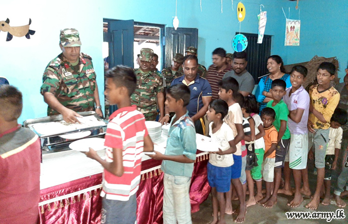 241 ஆவது படையினரால் வெள்ள நிவாரண உதவிகள்
