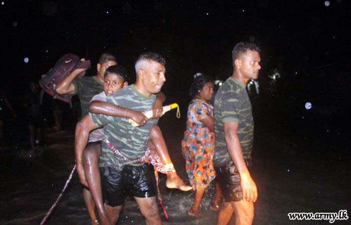 கிளிநொச்சியில் படையினரால் அனர்த்த பணிகள்