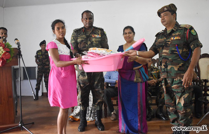 கர்ப்பிணி தாய்மார்களுக்கு இராணுவத்தினரால் உதவிகள்