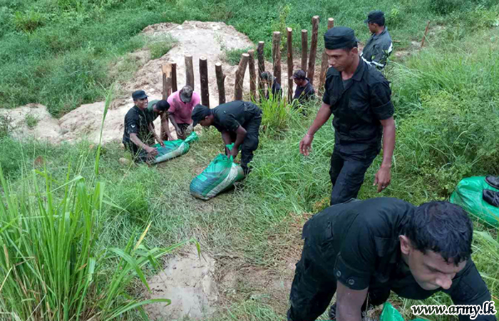 යුද්ධ හමුදා සාමාජිකයින් මහසියඹලාකන්ඩිය වැව් බැම්මේ ආරක්‍ෂාව තහවුරු කරයි