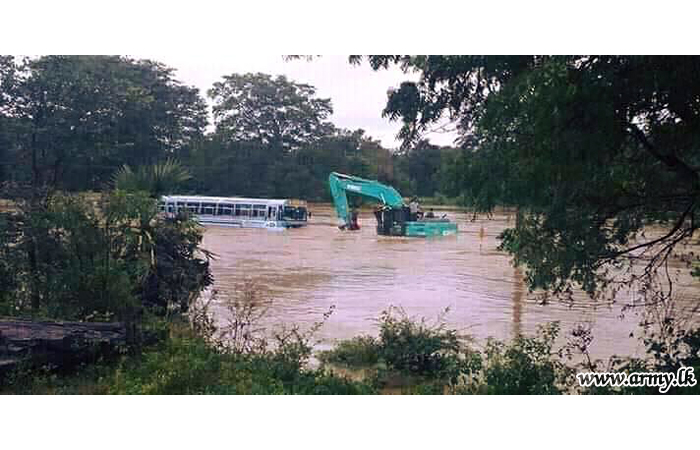 இராணுவத்தினரால் வெள்ளத்தால் பாதிக்கப்பட்ட சிவில் மக்களுக்கு மீட்பு மற்றும் நிவாரண பணிகள் 