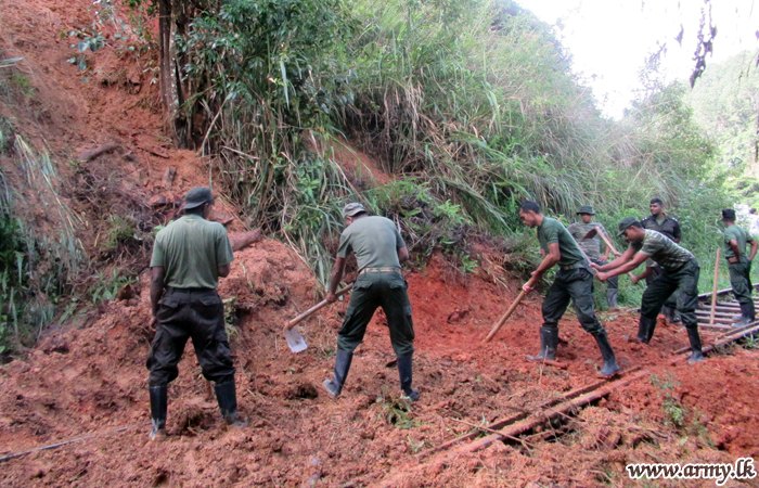 යුද්ධ හමුදා භටපිරිස් කඩාවැටුණු ගල් සහ පස් ඉවත් කර දුම්රිය ගමනාගමනය නැවත යථා තත්ත්වයට පත් කරයි