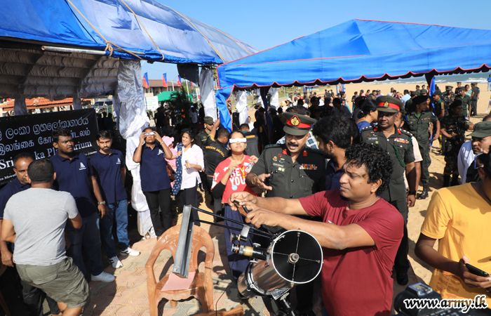முல்லைத்தீவு படையினரின் ஏற்பாட்டில் சூரிய கிரகணம்  பார்வையிடல்