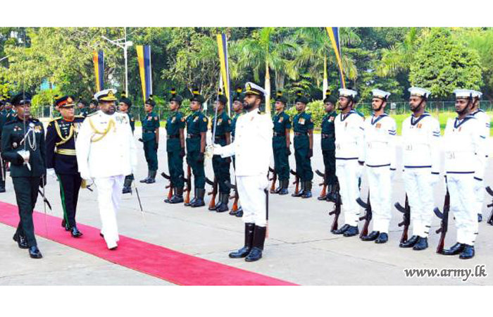 ත්‍රිවිධ හමුදා භටපිරිස් නික්ම යන ආරක්‍ෂක මාණ්ඩලික ප්‍රධානීතුමන්ට හමුදා සම්ප්‍රදායානුකූල සම්මාන ආචාර පෙළපාලියේ ගෞරවාචාරය පිරිනමයි