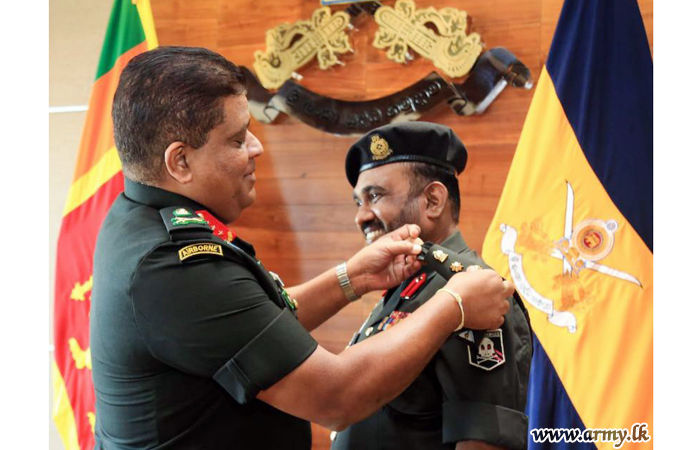 බ්‍රිගේඩියර් නිලයට උසස්වීම් ලද විශේෂ බලකා නිලධාරි හට යුද්ධ හමුදාධිපතිතුමා විසින් නිල ලාංඡන පළඳවයි