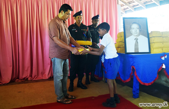 621 Brigade Troops with Private Donors Distribute Incentives to Students