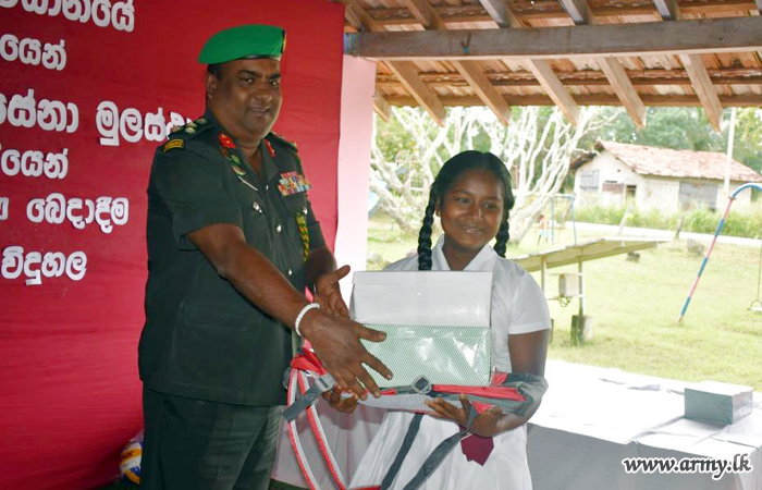 121 Brigade Gets School Accessories for Students in Moneragala