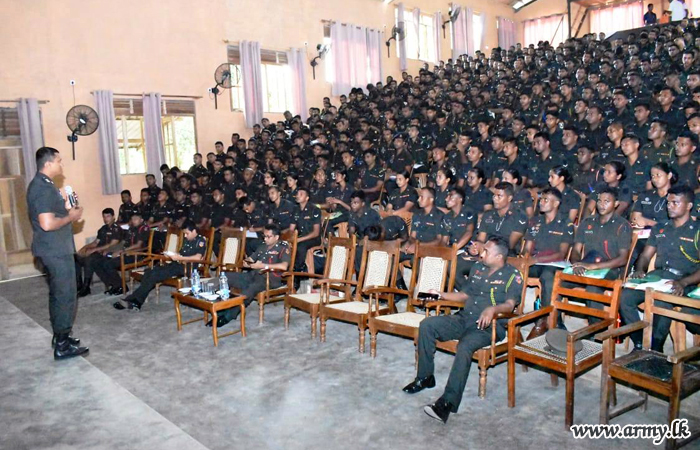 அம்பாறையில் இடம்பெற்ற சிறந்த இராணுவ வாழ்க்கைக்கான விரிவுரை 