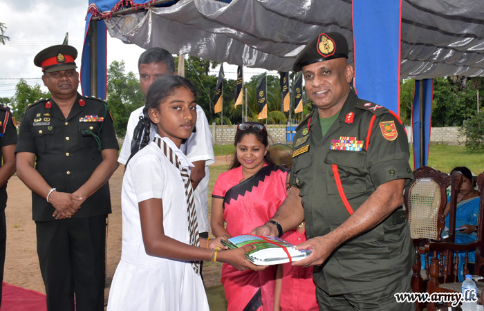 கிளிநொச்சி படையினரால் நன்கொடை வழங்கும் நிகழ்வு 