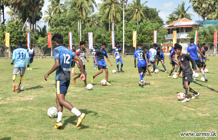 මුලතිව් ආරක්‍ෂක සේනා මුලස්ථානය සංවිධානය කළ වාර්ෂික පාපන්දු පුහුණු සැසියට සිවිල් ක්‍රීඩා සමාජයන් ආකර්ෂණය වෙයි 