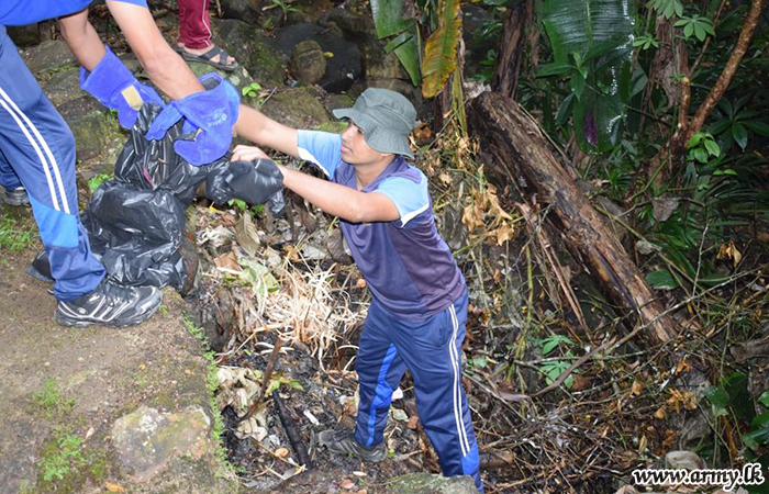 යුද්ධ හමුදා සාමාජිකයින් විසින් ශ්‍රී පාදස්ථානයට පිවිසෙන මාර්ගය පිරිසිදු කරයි