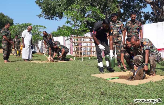 அக்கராயன்குளம் கோவில் வளாகத்தில் படையினரால் வேப்ப மர கன்று நடுகை