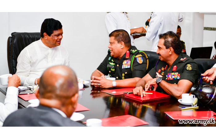 Ministerial Delegation Meets Commander of the Army During the Visit to SLAVF  