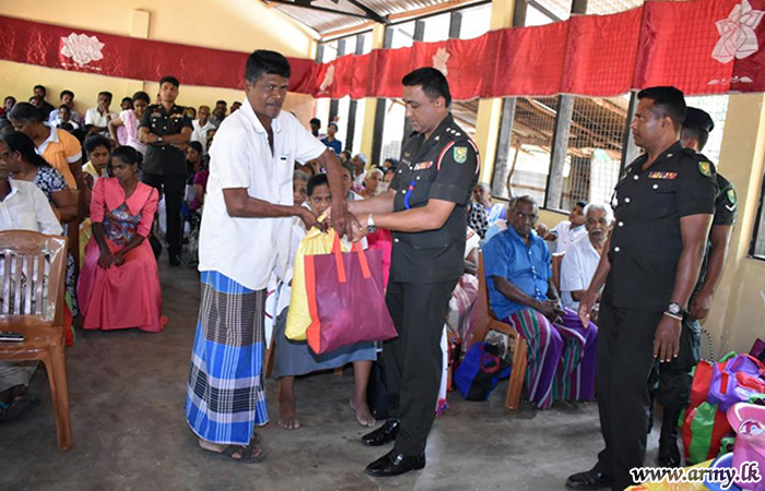 கொக்கட்டியாவஹொலவா பிரதேச வாசிகளுக்கு இராணுவத்தினரால் உதவிகள்