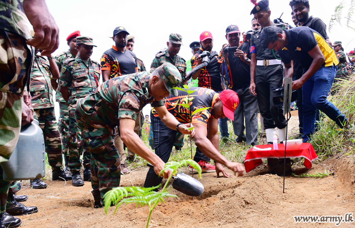 Troops Join 2000 Sapling Planting in Nariyakanda