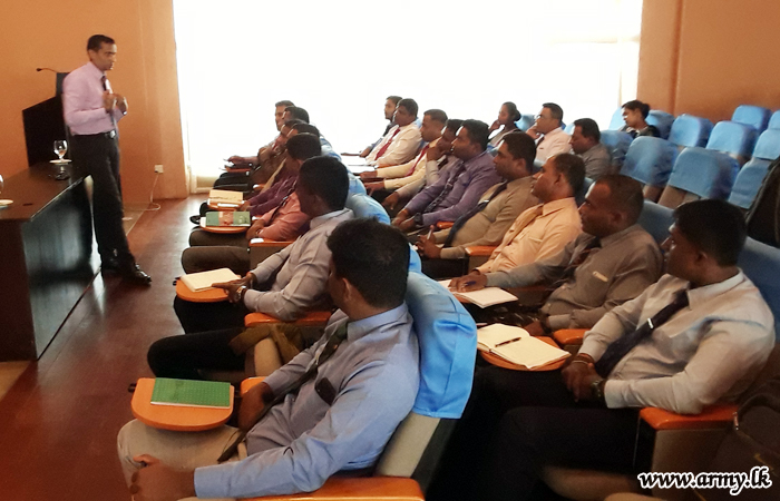 இராணுவ வைத்தியசாலையில் புதிதாக பயிற்சி பெற்ற ஆலோசகர்களால்  விரிவுரை