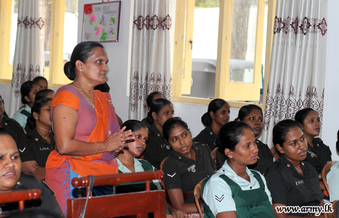 Woman Soldiers Listen to Lecture on 'Youth Life'