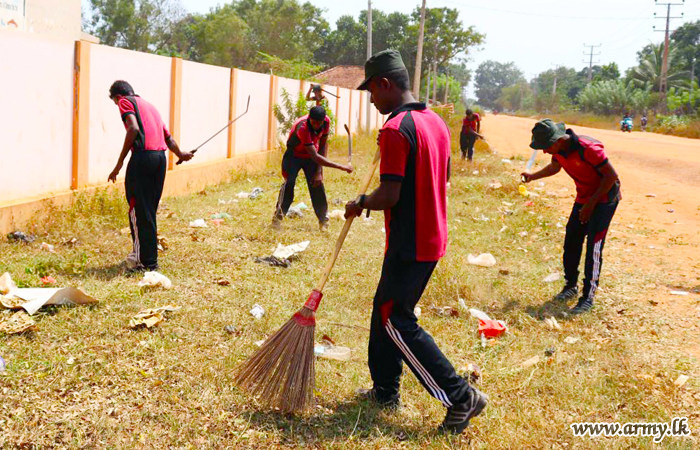 574 Brigade Troops Do 'Shramadana' with Civilians 