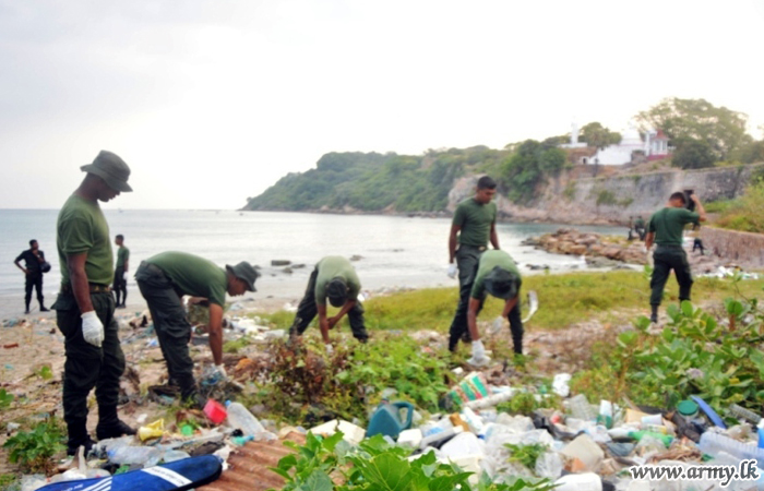 More Than 1000 East-based Army Troops with Volunteers Carry out Concurrent Beach Cleaning in Three Districts