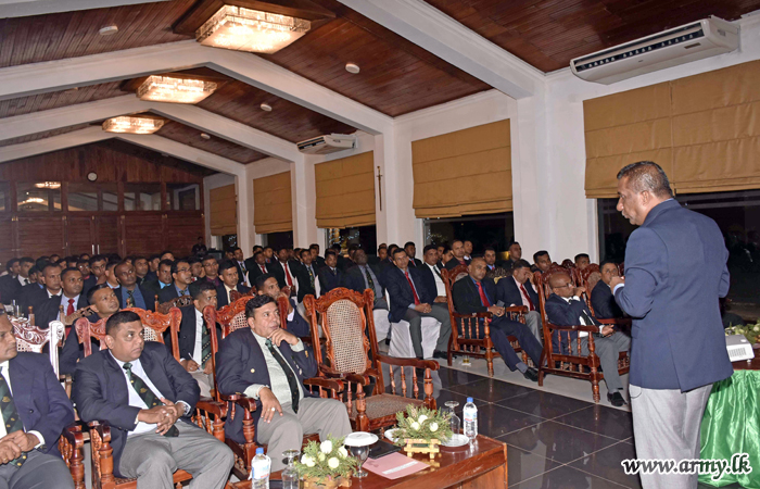  ලංකා සිංහ රෙජිමේන්තු ‘ඩයිනර්ස් ක්ලබ්’ හිදී නිලධාරීන් දැනුවත් කිරීමේ දේශන පවත්වයි