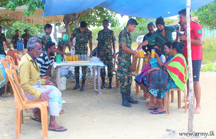 கிறிஸ்தவ தேவாலய திருவிழாவிற்கு வருகை தந்த பக்தர்களுக்கு படையினரால் சிற்றூண்டி உணவுகள் வழங்கி வைப்பு