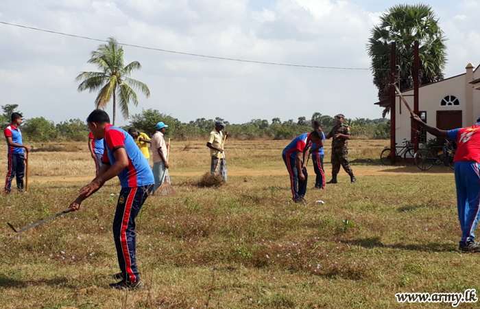 අක්කරායන්කුලම් පිහිටි ඇමරිකානු ලංකා මිෂනාරි දේවස්ථානය ශ්‍රමදාන ව්‍යාපෘතියක් මඟින් පිරිසිදු කරයි