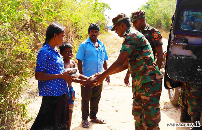 கிளிநொச்சியில் வாழ்வாதாரத்தில் பின் தங்கிய குடும்பத்தாருக்கு இராணுவத்தினரால் உதவிகள்