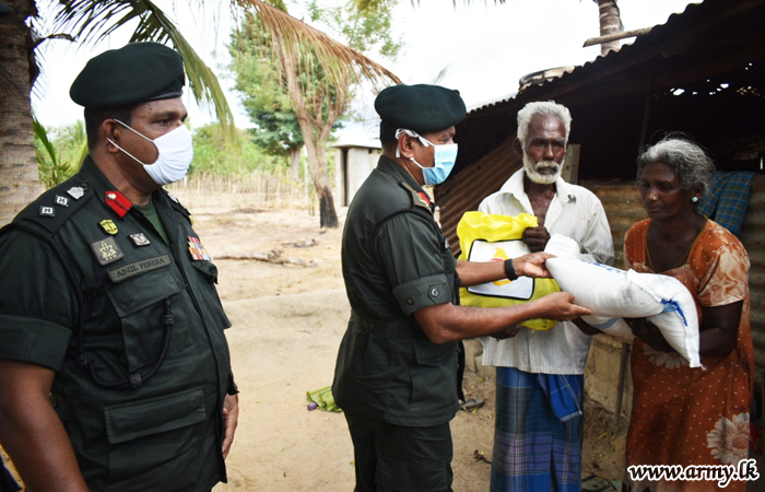 කිළිනොච්චිය ප්‍රදේශයේ සිවිල් වැසියන්ට අත්‍යවශ්‍ය වියළි ආහාර ද්‍රව්‍ය බෙදා දීමට යුද්ධ හමුදා භට පිරිස්හී සහය 