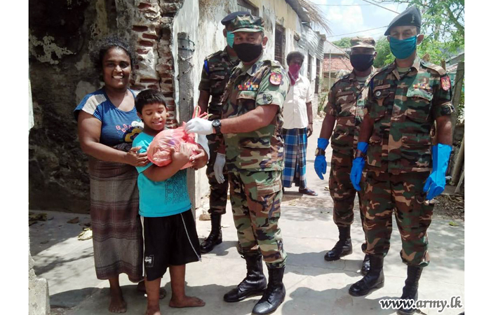 Jaffna Troops Conduct Daily Distribution of Cooked Meals to Paupers