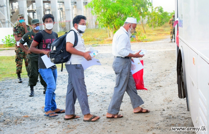 පූනානී නිරෝධායන මධ්‍යස්ථානය වෙතින් නිරෝධානය වූ තවත් 149 දෙනෙකුගෙන් සමන්විත කණ්ඩායමක් සිය නිවෙස් කරා පිටත් වෙති