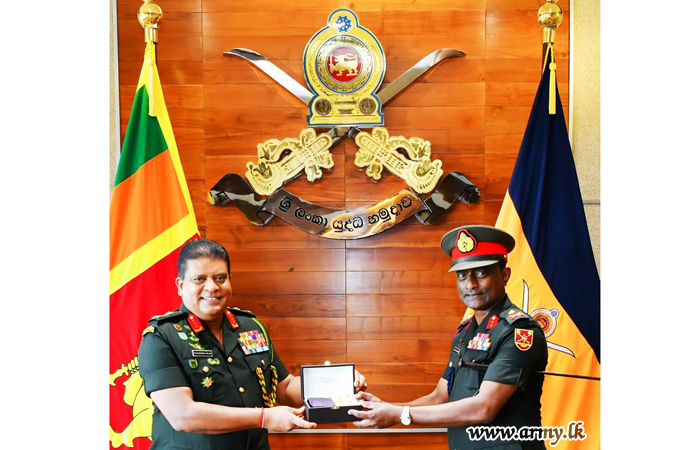 ஓய்வு பெற்றுச் செல்லும் மூத்த அதிகாரிக்கு இராணுவ தளபதியினால் வாழ்த்துக்கள்