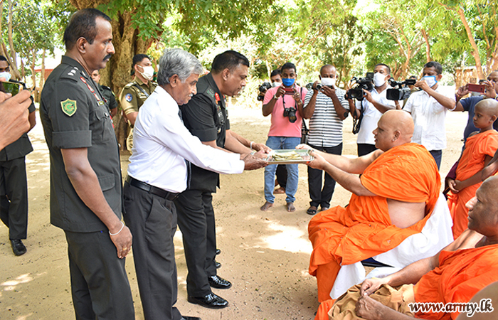 மிஹிந்தலை பிரதான பௌத்த தேரர்  வன்னி தளபதிக்கு நிதியன்பளிப்பு வழங்கி வைப்பு