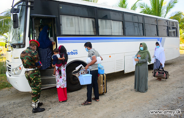 නිරෝධායන මධ්‍යස්ථාන තුලින් නිරෝධායන කටයුතු සම්පූර්ණ කළ මාතර ප්‍රදේශයේ කණ්ඩායමක් සිය නිවෙස් කරා පිටත් වෙති