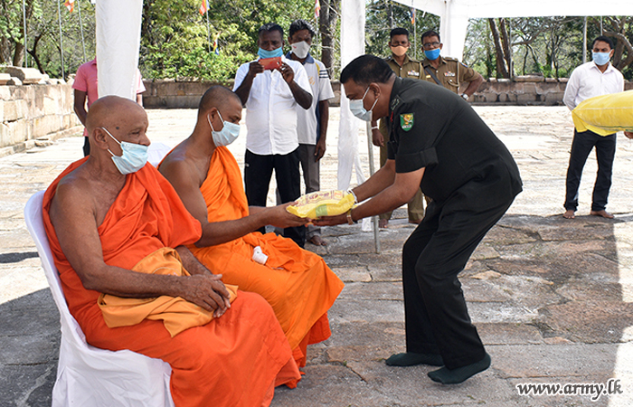 Wanni Commander Invited to Distribute Relief Packs