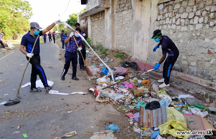 Jafna-based 6 SLSC Troops Clean Areas to Prevent any Dengue Outbreak