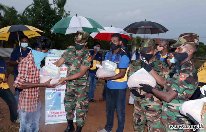 கிளிநொச்சி படை தளபதியின் முன் முயற்சியால் கிளிநொச்சி பொது மக்களுக்கு  காய்கறிகள் வழங்கள் 