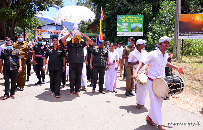 எஸ்எல்என்ஜி படையினரின் ஒத்துழைப்புடன் சிவநொளிபாத யாத்திரையின்  நினைவுச் சின்ன கலசம் எடுத்துச் செல்லல்