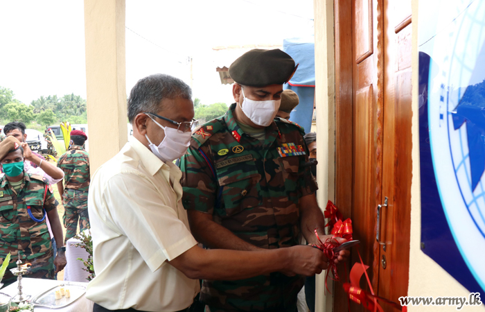 யாழ் படையினரால் நிர்மாணிக்கப்பட்ட  புதிய வீடு பயனாளிக்கு கையளிப்பு 