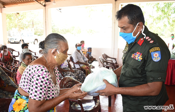 593 ஆவது  பாதுகாப்பு படையினரால்  கொக்கிலையில் உணவுப் பொதிகள் வழங்கள்  