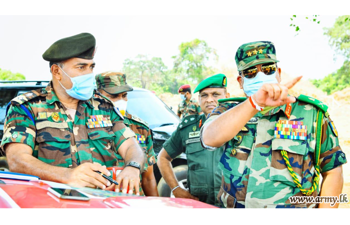 இராணுவ தளபதி சிங்கபுர மற்றும் வெலிஓயாவிற்கு விஜயம்