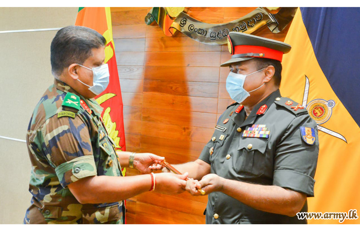 மேஜர் ஜெனரல் நிலைக்கு பதவி உயர்வு பெற்ற இருவருக்கு தளபதி சின்னம் அணிவித்தார்