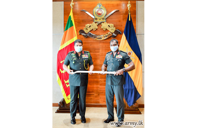 Commander Lauds Retiring Chief of Staff's Service to the Motherland & Army