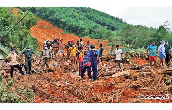 ආපදා සහන කටයුතුවල නිරත යුද්ධ හමුදා භටපිරිස් පස්කඳුවලට යට වූ දෙදෙනෙකුගේ ජීවිත බේරාගනී 